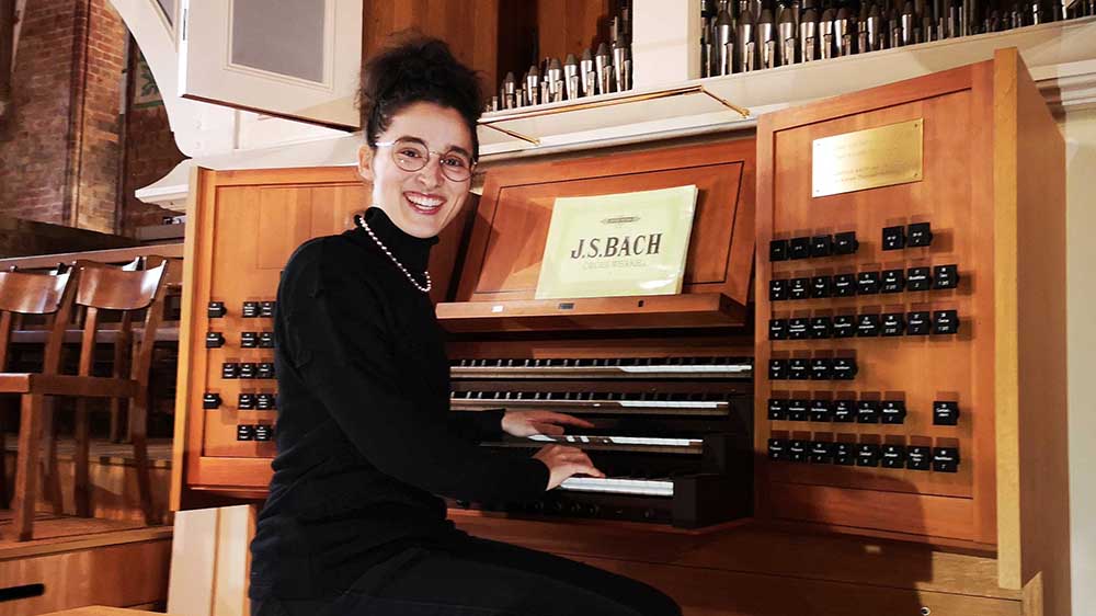 Mahela Reichstatt an der sanierten und erweiterten Orgel im St.-Petri-Dom zu Schleswig