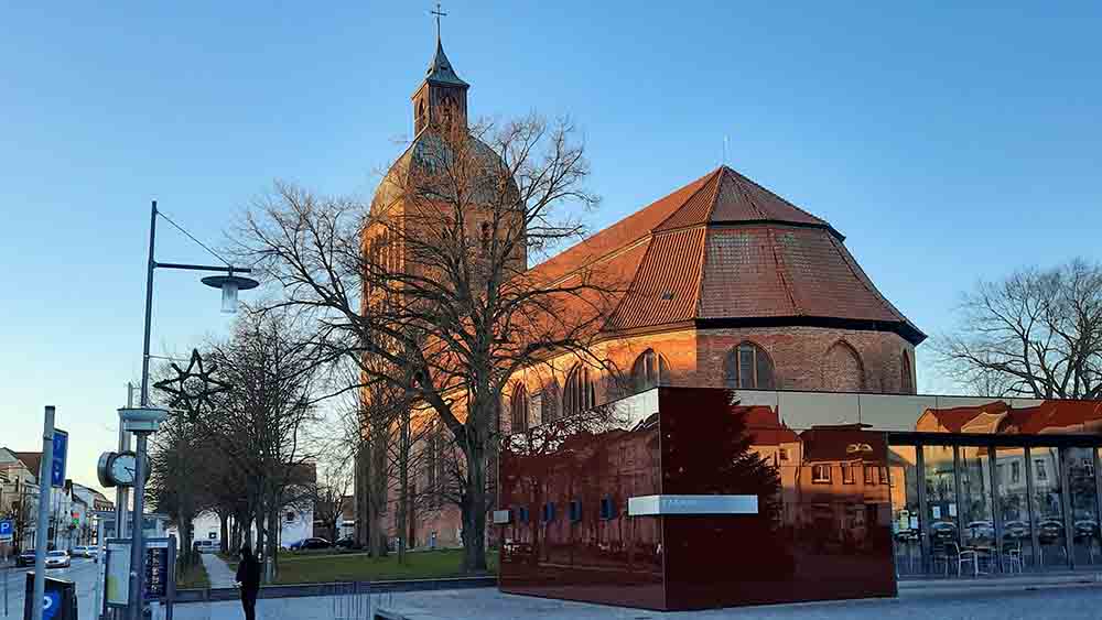 Der mächtige Turm der Ribnitzer Stadtkirche St. Marien muss dringend saniert werden
