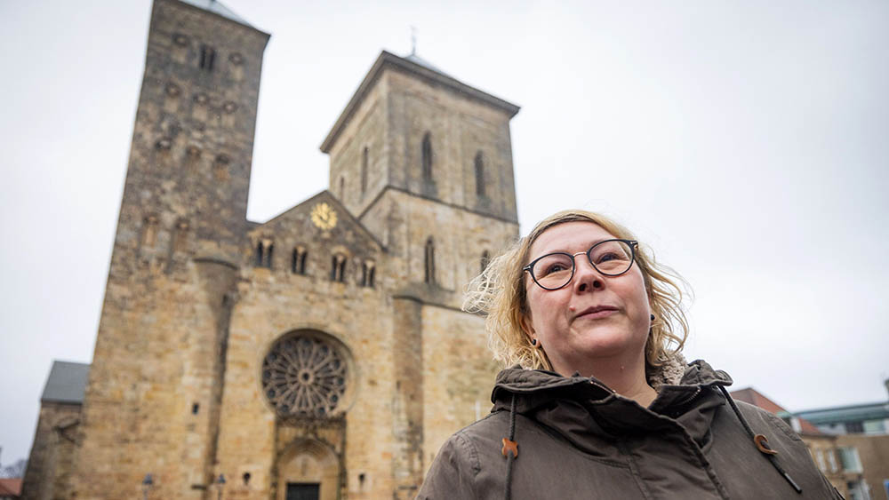 Ann Cathrin Röttger vor dem Osnabrücker Dom
