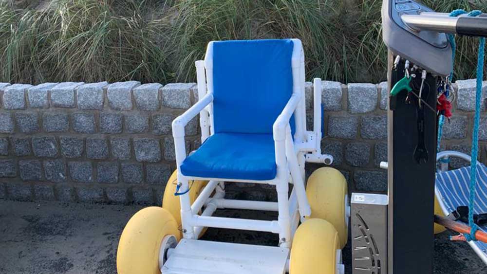 Mit diesem Rollstuhl auf Amrum können Rollifahrer den Strand genießen