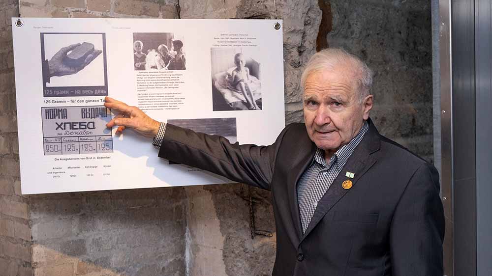 Ilja Zuckermann (86) zeigt eine Tafel der Leningrad-Ausstellung im Kieler Flandernbunker