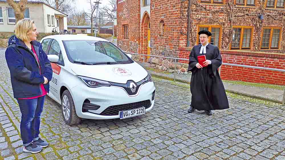 Pastor Johannes Grashof segnet das erste E-Auto der Geistlichen Stiftung und übergibt es an Schwester Antje Kliem