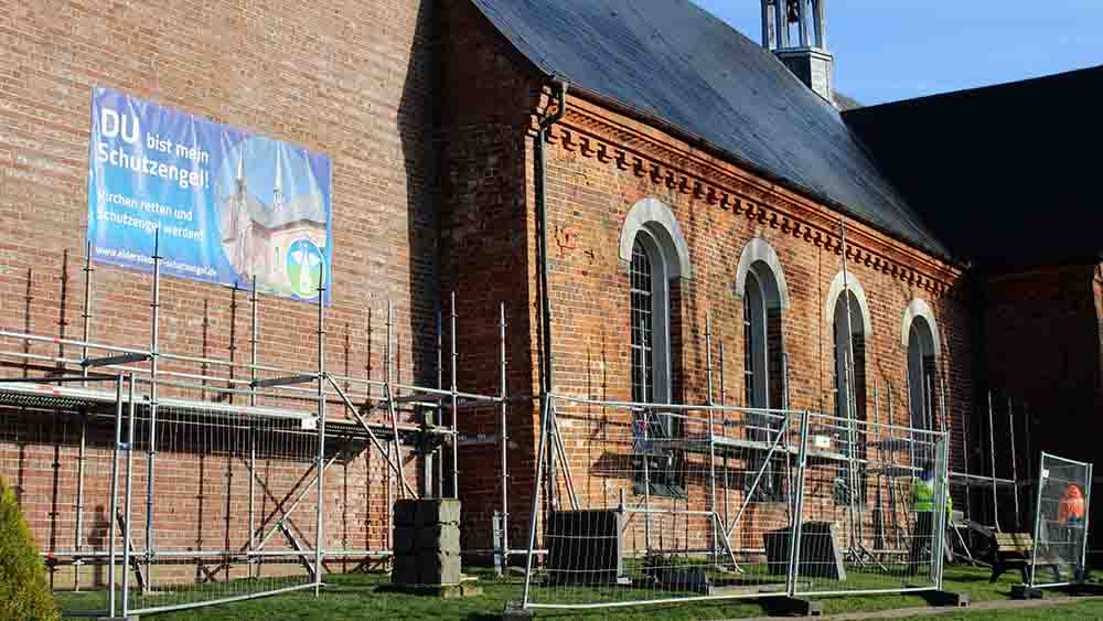 Die Oldensworter Kirche wird eingerüstet