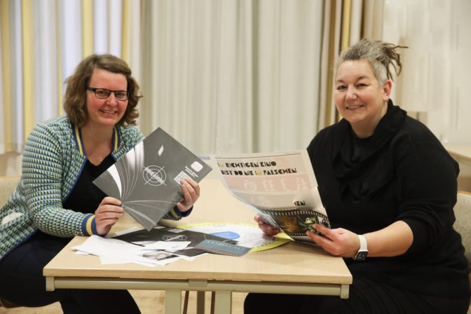 Anna-Lena Ihme und Susanne Kunsmann vom EKJB Nordfriesland mit "Bibel and crime"