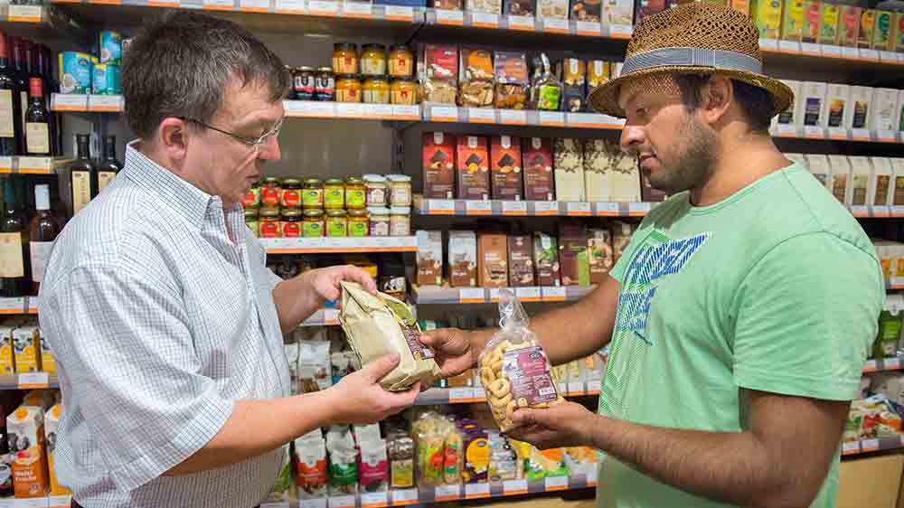 In Weltläden finden sich fair gehandelte Produkte aus vielen Bereichen
