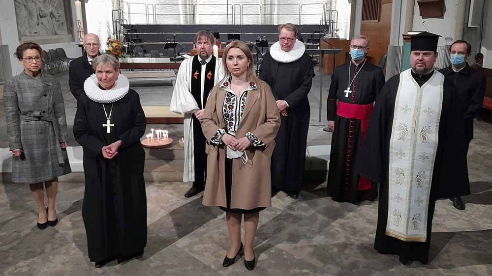 Iryna Tybinka (M.), Generalkonsulin der Ukraine, mit den Beteiligten am Friedensgebet