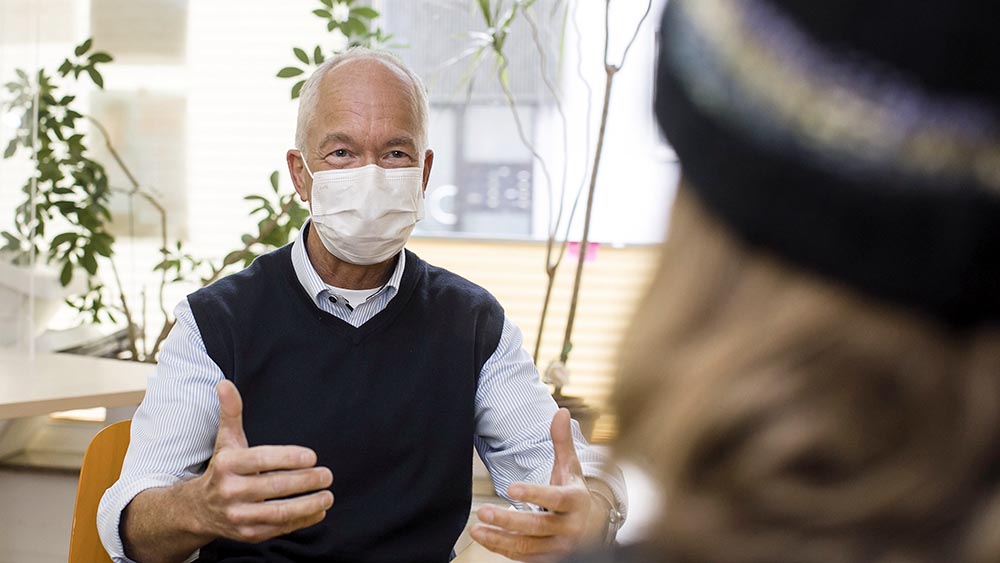 Der Arzt Rainer Prönneke mit einem Patienten im Tagestreff "Iglu"