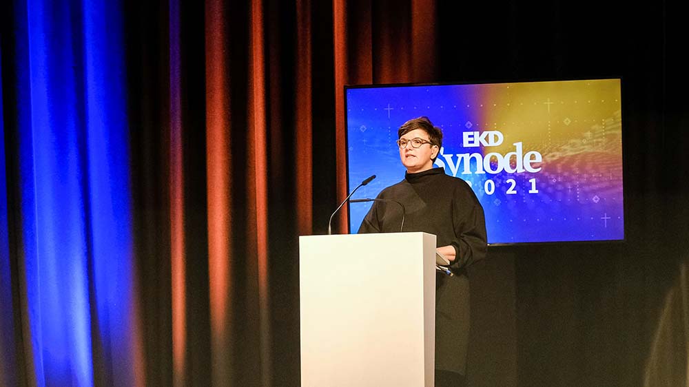 Nancy Janz auf einer EKD-Synode