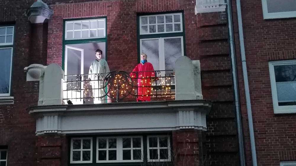 Das Krippenspiel wurde in Hamburg-Hoheluft auf mehreren Balkonen aufgeführt
