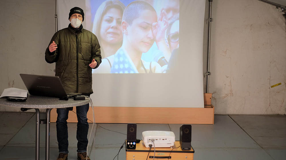 Militärpfarrer Jens Pröve im Zelt, das eigens für den Lebenskundlichen Unterrricht am Militärstützpunkt Appen errichtet wurde