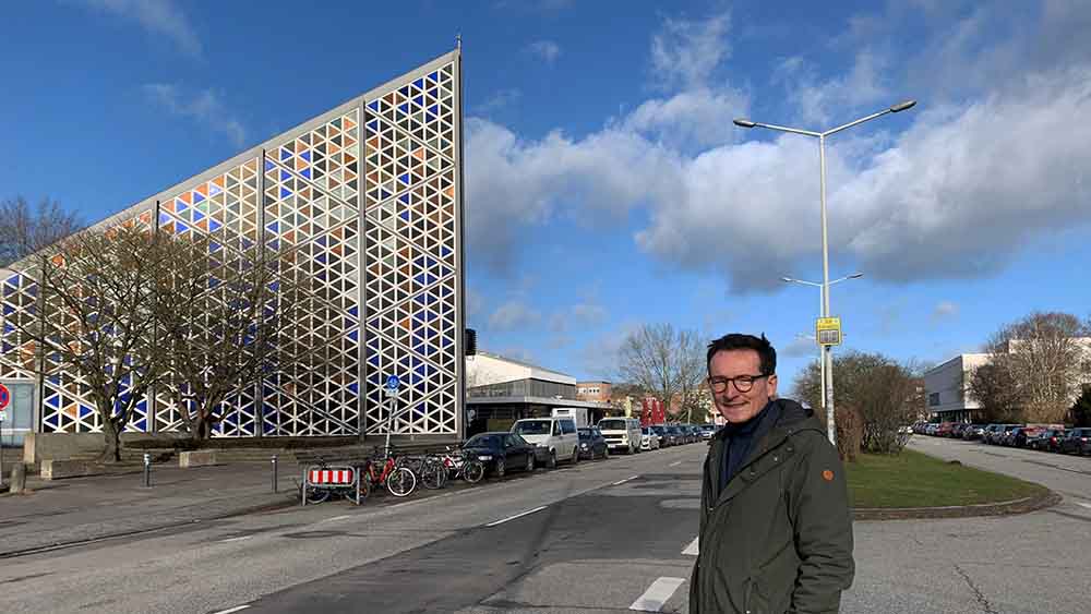 Direkt am Westring liegt die Unikirche mit ihrer markanten Konstruktion