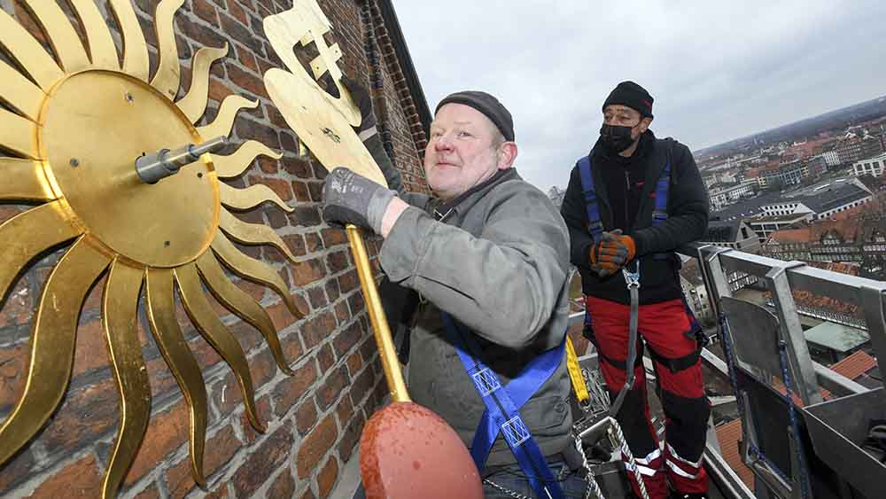 Schlossermeister Peter Lachmann begutachtet in 73 Metern Höhe die Zeiger der Turmuhr
