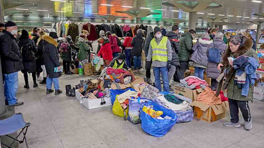 Am Bahnhof in Berlin werden die Menschen nach ihrer Ankunft versorgt