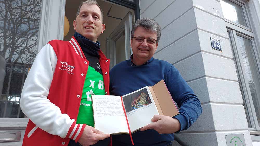 Station in Eckernförde: Pastor Dirk Homrighausen (re.) mit Nicolai Welke