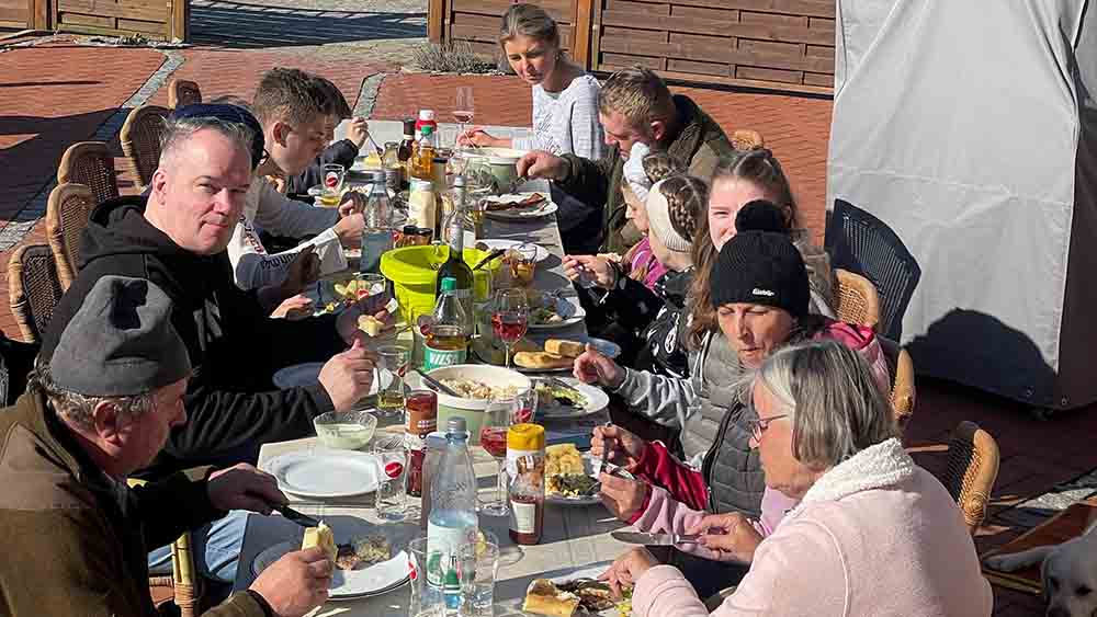 Gemeinsames Grillen: Insulaner heißen die geflüchtete Familie Netrebjak auf Neuwerk willkommen.