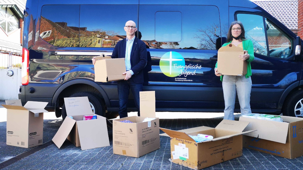 Pastor Withold Chwastek und Kirchenkreis-Mitarbeiterin Susanne Van den Bergh mit einem Teil der Pakete, die von Rendsburg aus nach Polen transportiert werden.