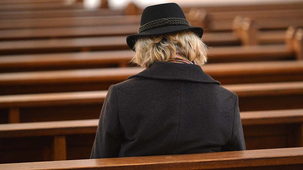 Allein auf weiter Flur in der Kirche