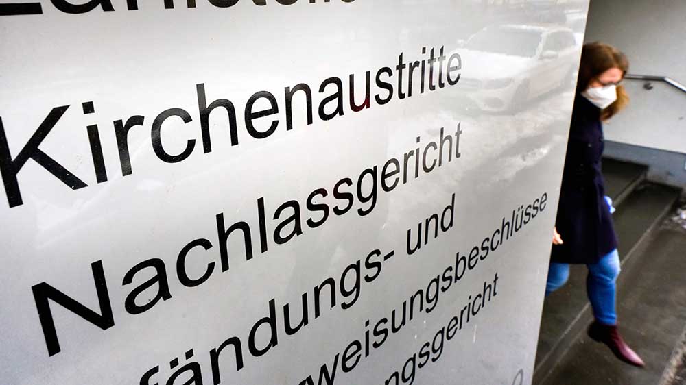 Schild am Amtsgericht Dortmund weist u.a. auch auf die Kirchenaustrittsstelle hin (Foto vom 16.02.2021).