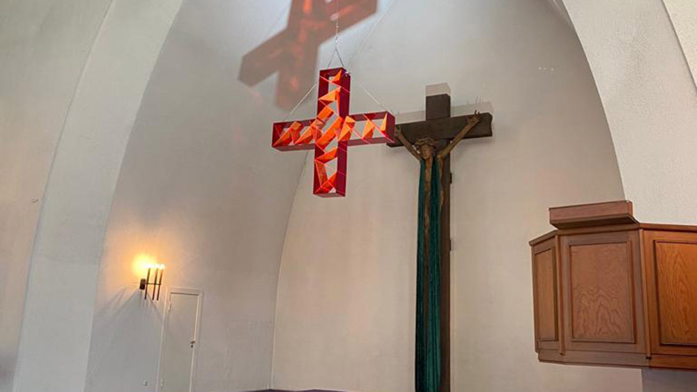 Mit seinen Lichtkreuzen schmückt Ludger Hinse Kirchen