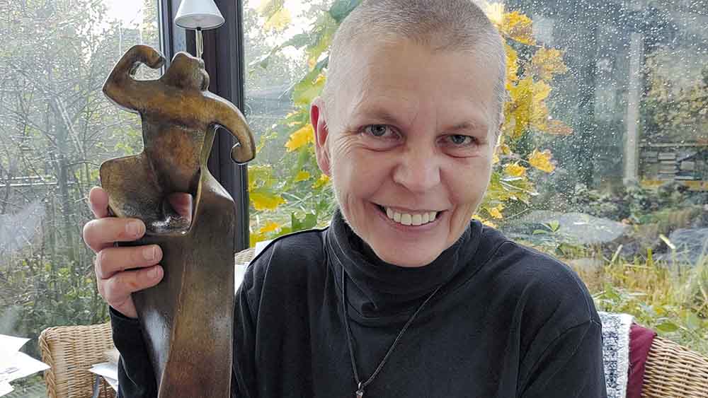 Stolz präsentiert Susanne Jensen ihre Trophäe für die beste weibliche Hauptrolle, ausgezeichnet auf einem Festival für Fantasyfilme in Spanien