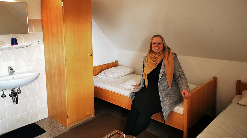 Pastorin Magdalena Modrow zeigt ein Zimmer der Pilgerherberge