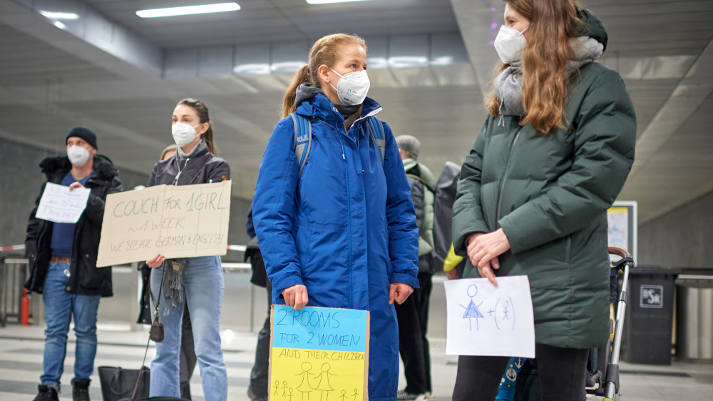 Privatpersonen bieten am Berliner Hauptbahnhof Unterkünfte für Geflüchtete aus der Ukraine an.