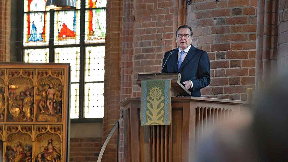 Altkanzler Schröder bei einer Brügerpredigt auf der Kanzel der Marktkirche im Juli 2014