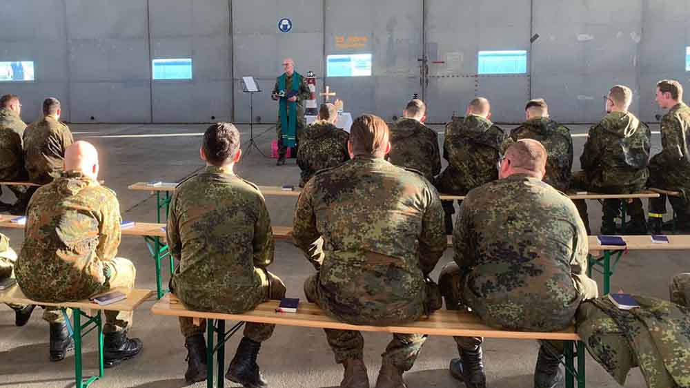 Gottesdienst am „Tag der Werte“ der Bundeswehr. Während die Soldaten bei der Andacht sind, marschieren die Russen in die Ukraine ein