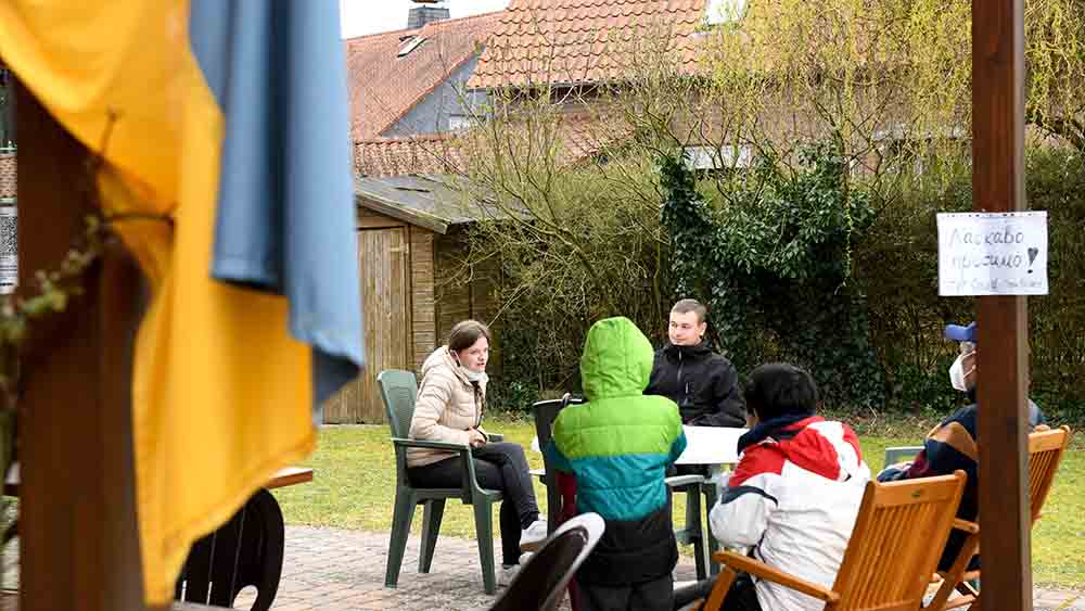 Auf der Terrasse – mitten in einem Wohngebiet – können Kinder und Erwachsene entspannen