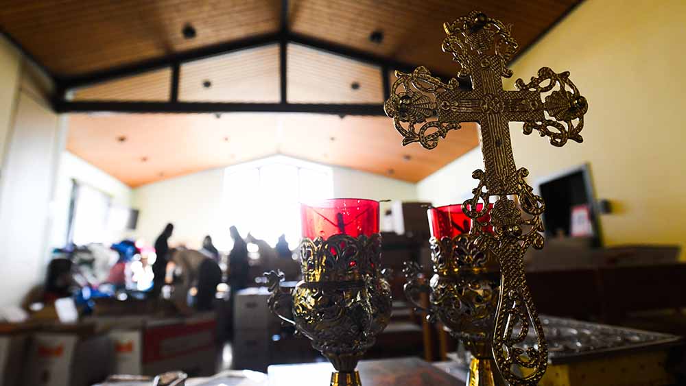 Im Altarraum der Kirche stapeln sich die Hilfsgüter