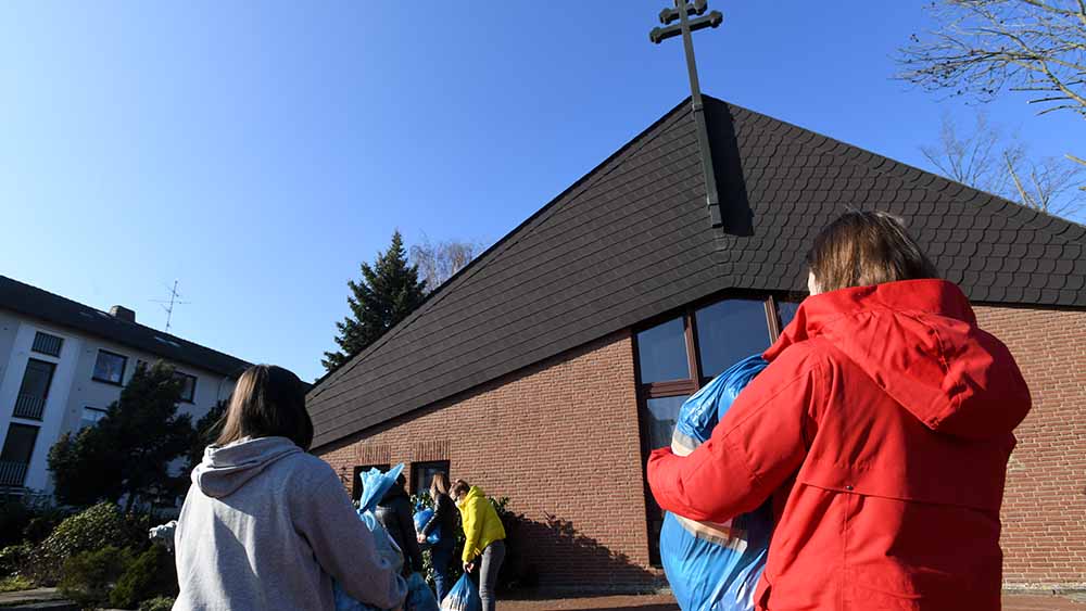 Viele Helfer bringen Decken, Winterstiefel und Hygieneartikel zur Kirche