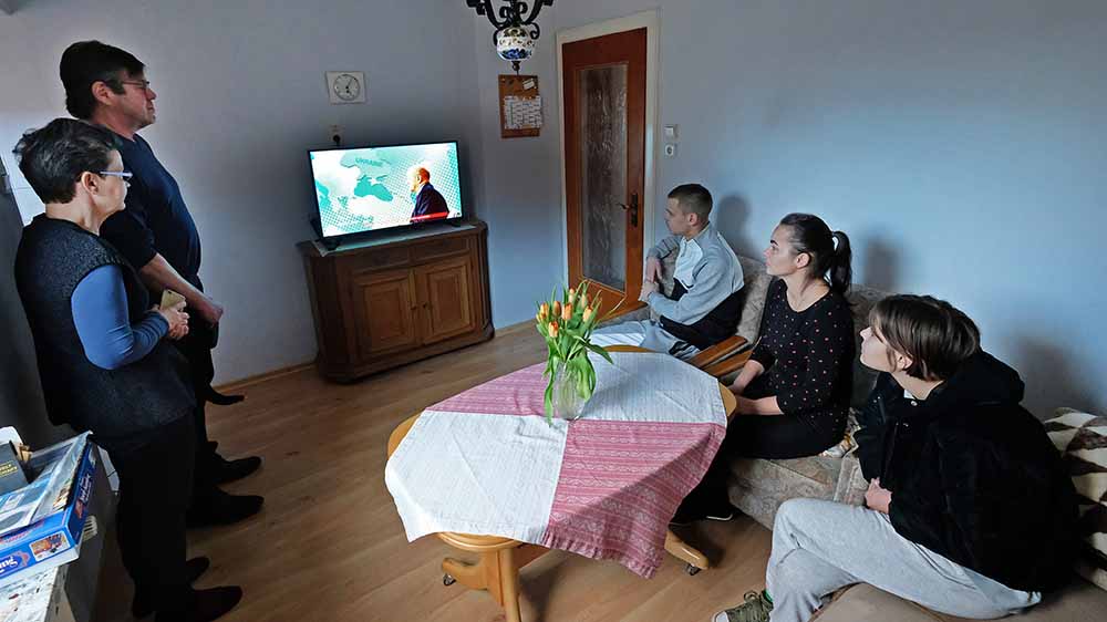 Zlata (re.) und ihre Mutter Oksana (2. v.r.) verfolgen in Walsrode Nachrichten aus der Heimat