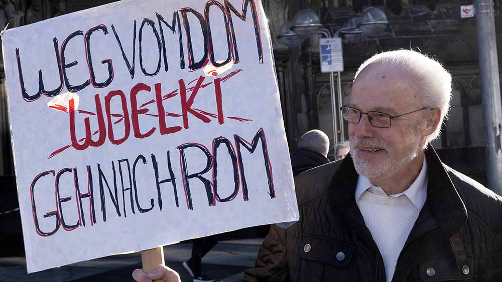 Dieser Demonstrant vor dem Kölner Dom hat eine klare Meinung