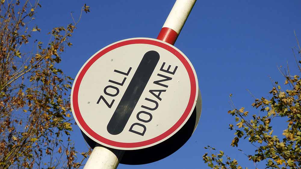 Auch Geistliche müssen manchmal durch Zollkontrollen