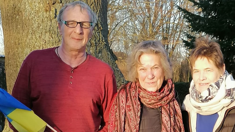 Ralf Gärtner, Renate Sielaff und Regine Schumacher aus der Kirchengemeinde Grömitz heißen die Familien aus der Ukraine willkommen.