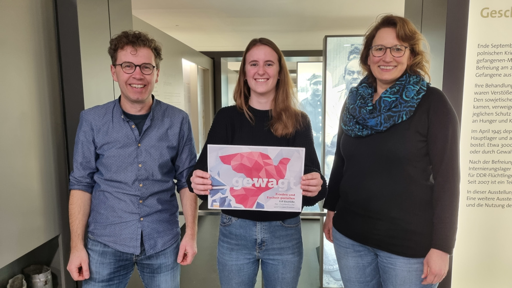 Michael Freitag-Parey, Laura Keiser und Jutta Müller (v.l.) präsentieren die „gewagt“-Box.
