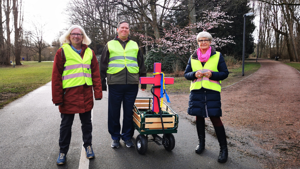 Sind mit dem „Segensmobil“ in Eilbek unterwegs: Pastorin Antje William, Kai Uwe Boos und Cornelia Stöber (v.l.).