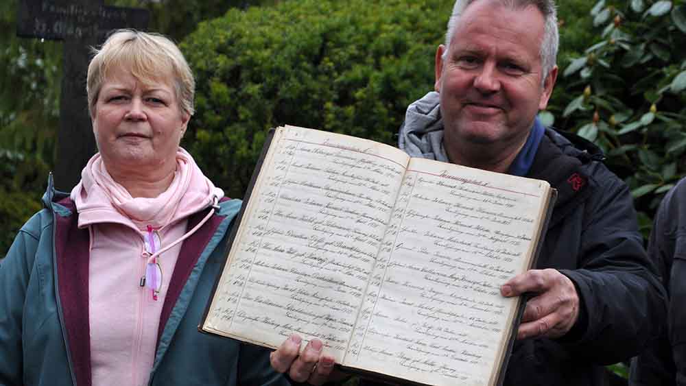 Regina Thielsen-Thies und Friehfosleiter Jörg Münster präsentieren das Buch