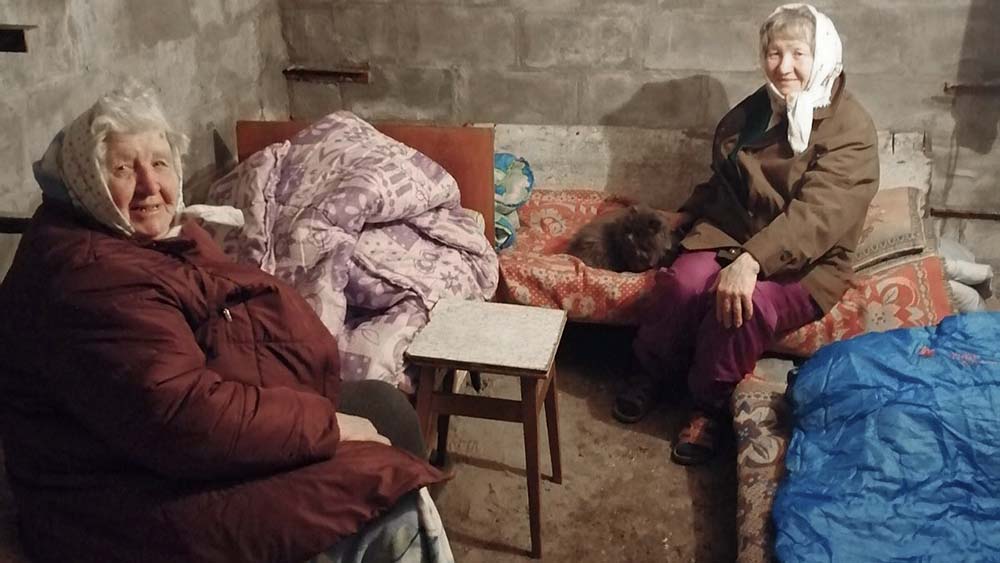 Am 7. März sitzt Anastasia Gulej (li.) mit ihrer Tochter Walentyna Gulej in einem Keller in Kiew. Kurz darauf verlässt sie das Land