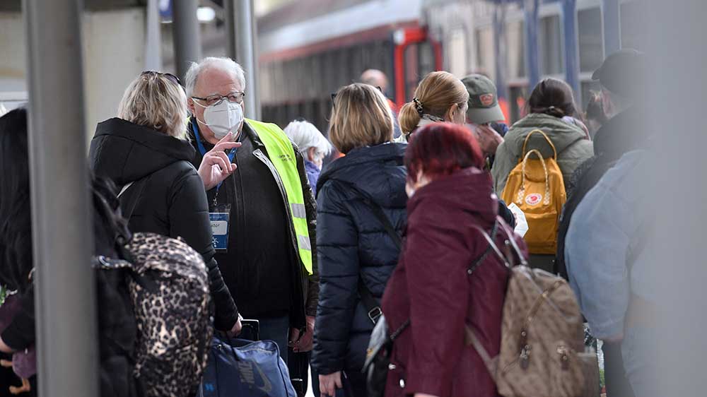 Der gebürtige Ukrainer Viktor Roytman übersetzt für die Geflüchteten auf dem Bahnsteig