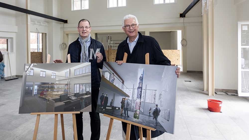 So soll es im Besucherzentrum bald aussehen: Michel-Geschäftsführer Thoesten Schulze (li.) und Hauptpastor Alexander Röder zeigen es Foto: Philipp Reiss /epd