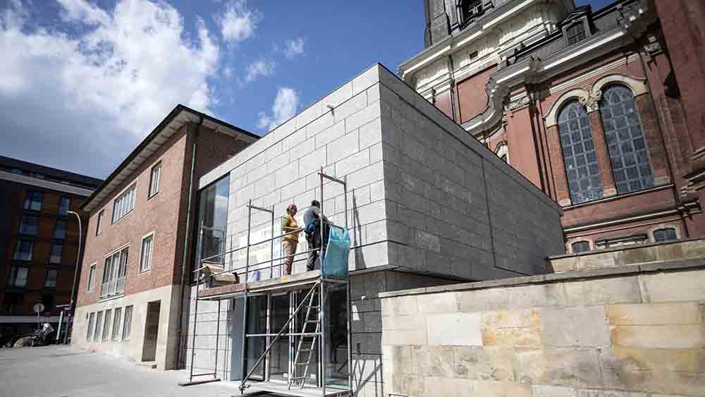Die Fassade ist fertig: Das neue Besucherzentrum mit dem angrenzenden alten Pastorat