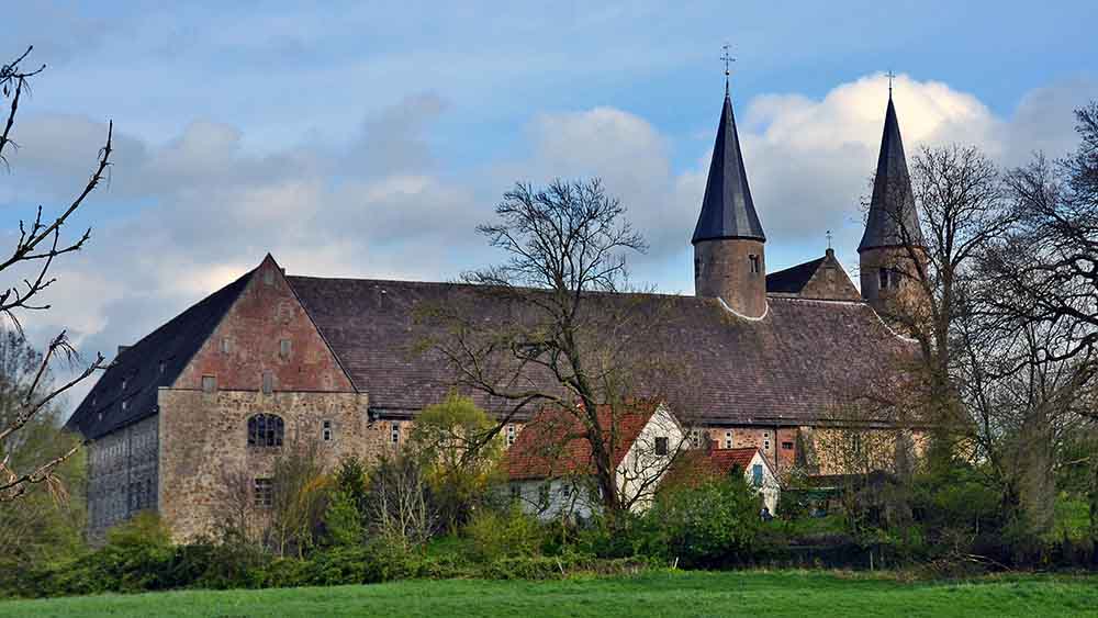 Blick von Außen auf Kloster mit Kirchturm