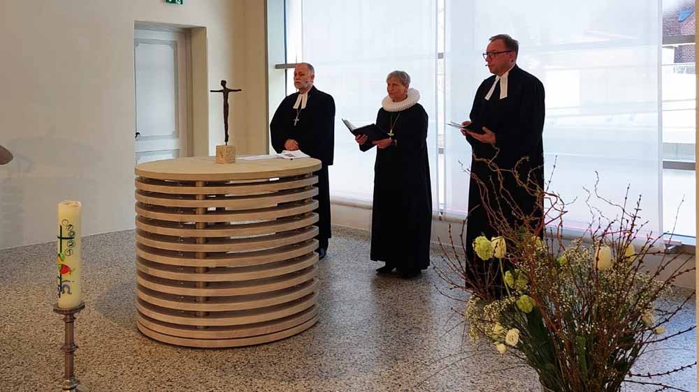 Gottesdienst mit viel Licht (v.l.): Landespastor Dirk Ahrens, Bischöfin Kirsten Fehrs und Pastor Uwe Mletzko, Vorstandsvorsitzender der Stiftung
