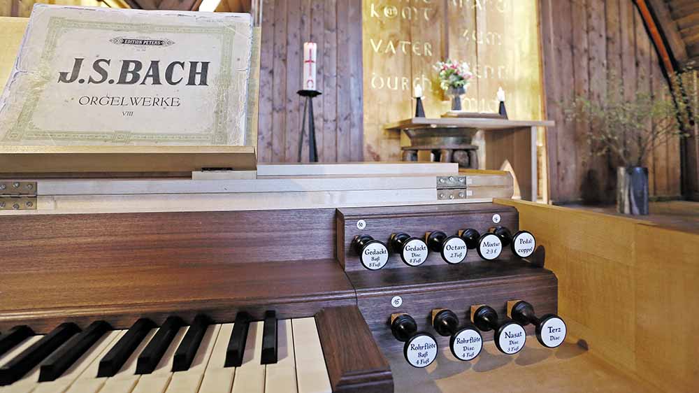 Die Orgel der Schifferkirche von Ahrenshoop steht direkt vor dem Altar