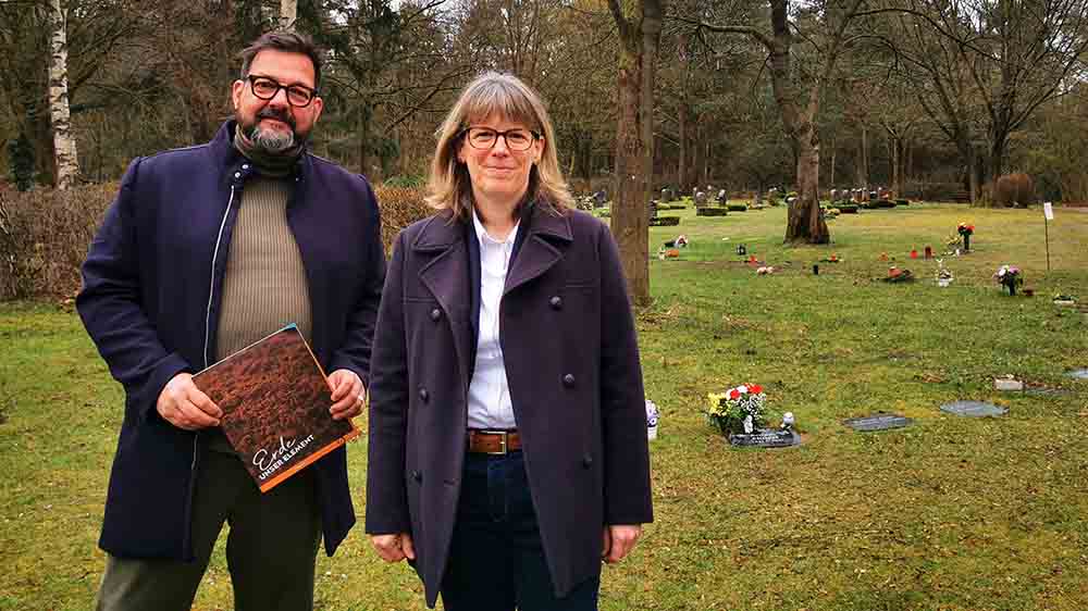 Pastorin Hilke Lage mit dem Friedhofsbeauftragten Bernd Jakob