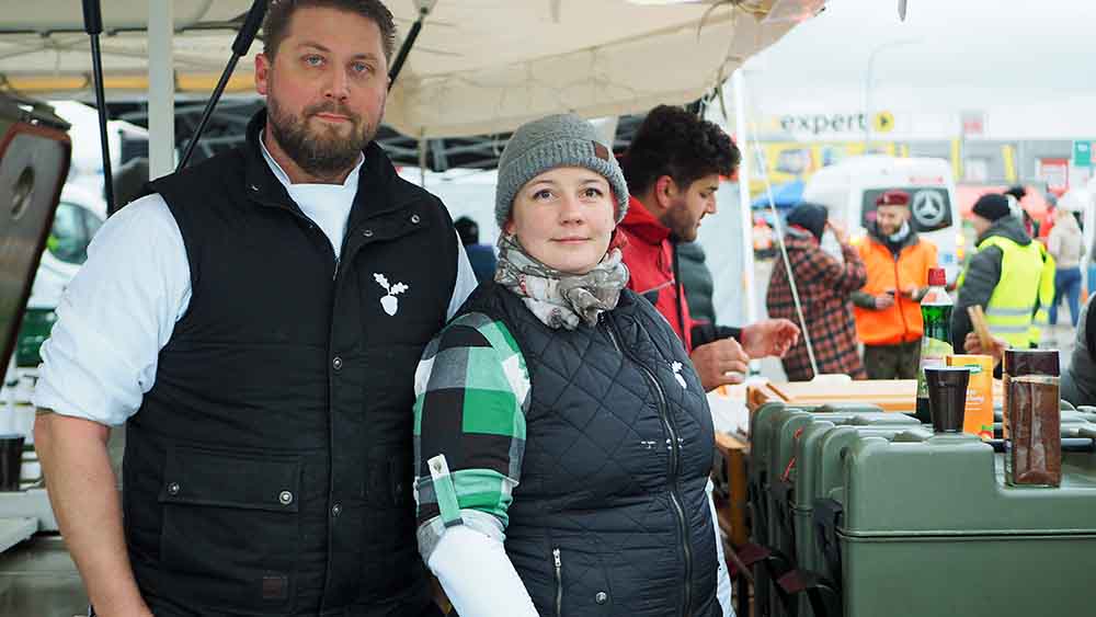 Nicky und Daniel Wöhler sind mit ihrer Feldküche spontan an die ukrainische Grenze gefahren, um die Flüchtenden zu versorgen