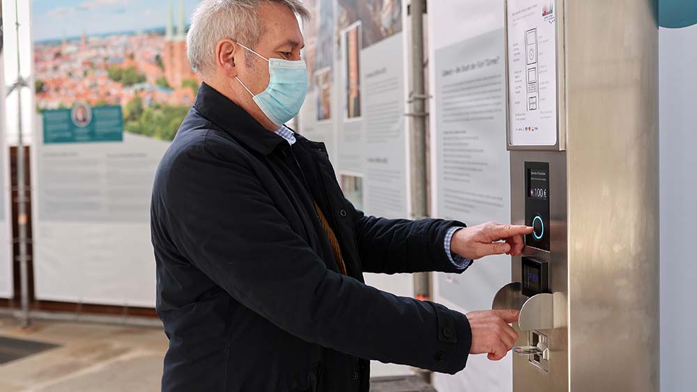An der Spendensäule können Gäste statt Bargeld digital Geld spenden