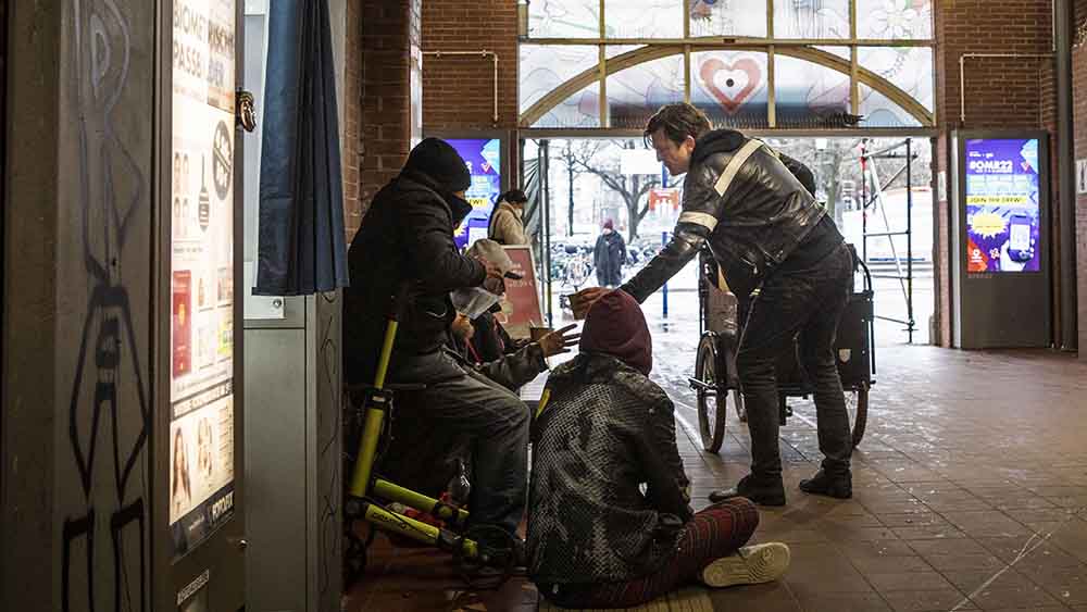 Am Bahnhof Sternschanze verteilt Philip Patschan Suppe, die die Obdachlose gern annehmen