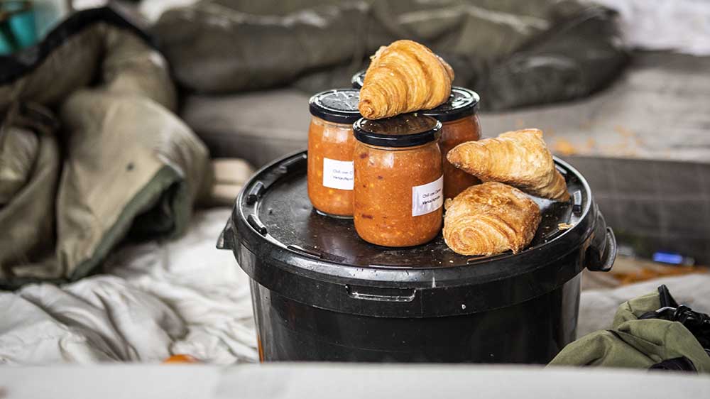 Suppe und Croissants lässt Philip Patschan für die Obdachlosen zurück